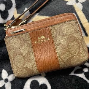 Small wristlet coach